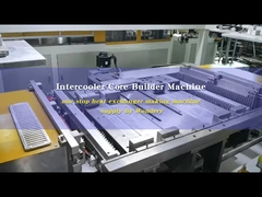 Comment fonctionne une machine de construction de noyau de refroidisseur intermédiaire automatique ?