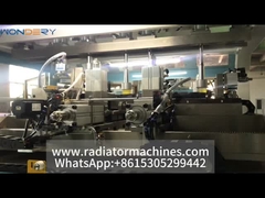 Une machine de crimping de réservoir de plastique de radiateur en cours d'essai